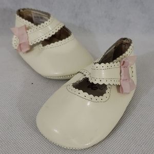 👶Adorable infant white with pink bow dress shoes